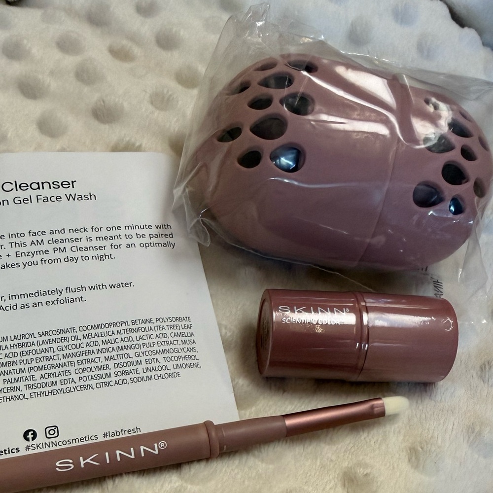 SKINN Green Tea + Mint Cleanser bundle gift set - Picture 5 of 13